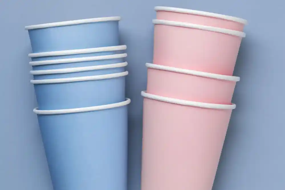 Mavi ve pembe karton bardaklardan oluşan iki yığın