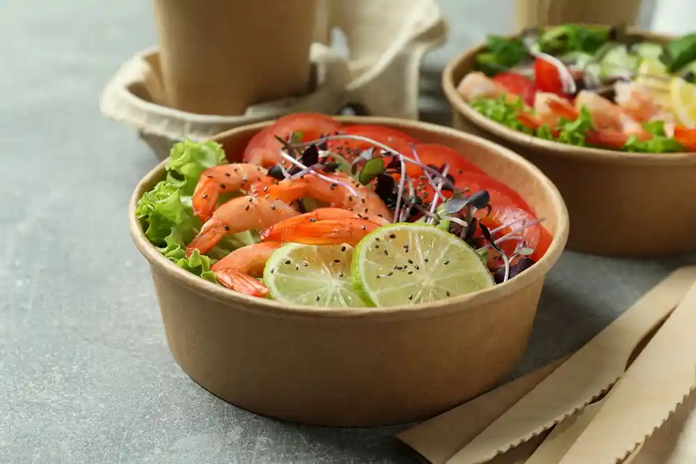 Karides, marul, domates, mikro filizler ve limon dilimleri içeren salata kâsesi baskılı karton bardak fiyatları